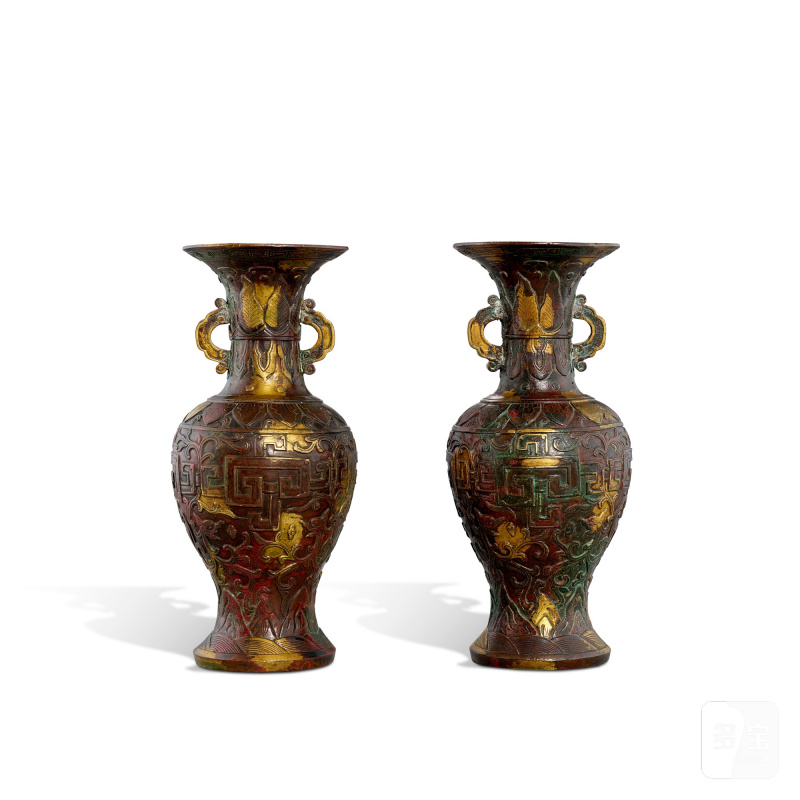 A pair of gold-splashes 'kuifeng' vases, Qing dynasty, Qianlong period | 清乾隆 灑金夔鳳紋瓶一對 - 图2